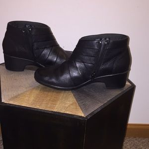 Clark’s black ankle boot size 8.5